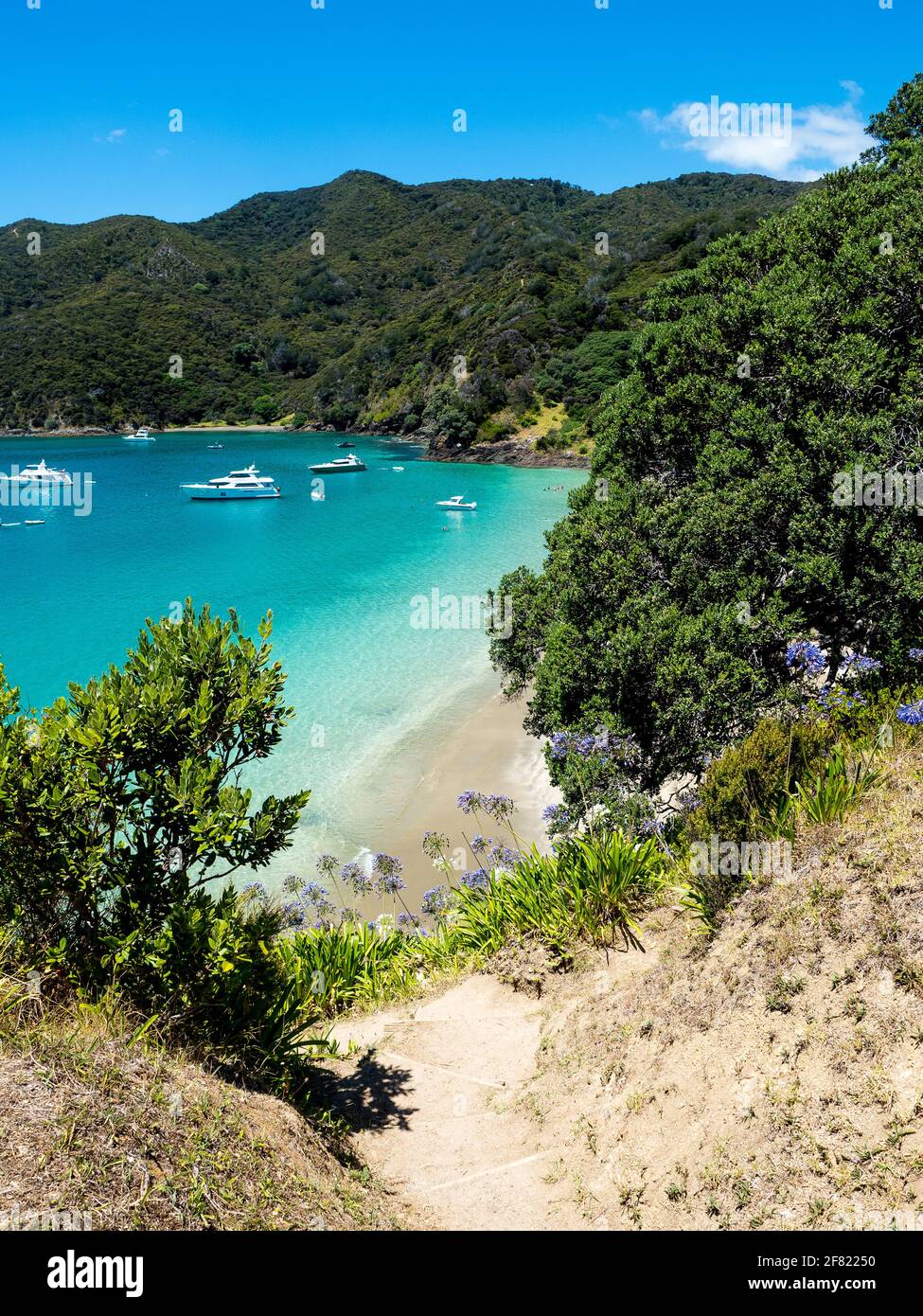 Blaues Wasser und weißer Sand von Opourua Bay und Oke Bay und Cape Brett Lighthouse und Cape Brett Hut in Rawhiti Neuseeland Stockfoto