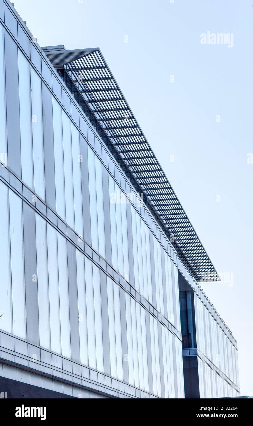 Eine Vertikale Aufnahme Der Obersten Etage Eines Modernen Hohes Firmengebaude Aus Glas Stockfotografie Alamy