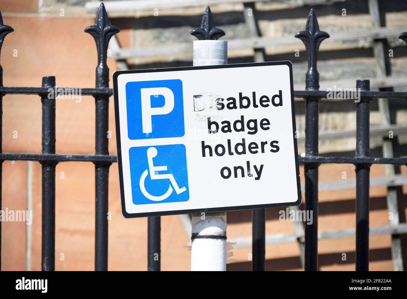 Behindertenblau Badge Halter Parkplatz Schild für Fahrer Stockfoto