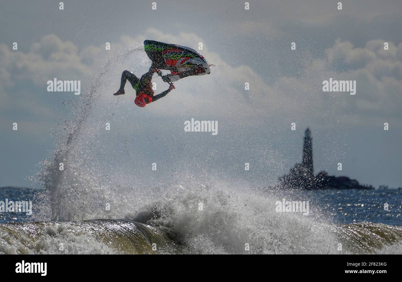 ANT Burgess übt seine Kür auf einem Jet-Ski am Blyth Beach in Northumberland an der Nordostküste. Bilddatum: Samstag, 10. April 2021. Stockfoto