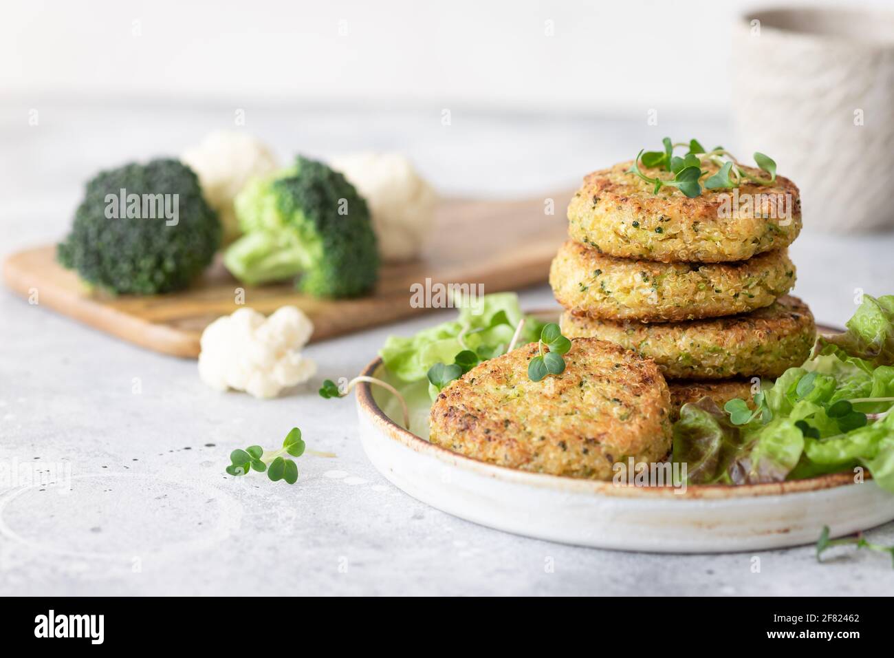 Vegetarische Burger mit Quinoa, Brokkoli, Blumenkohl Stockfoto