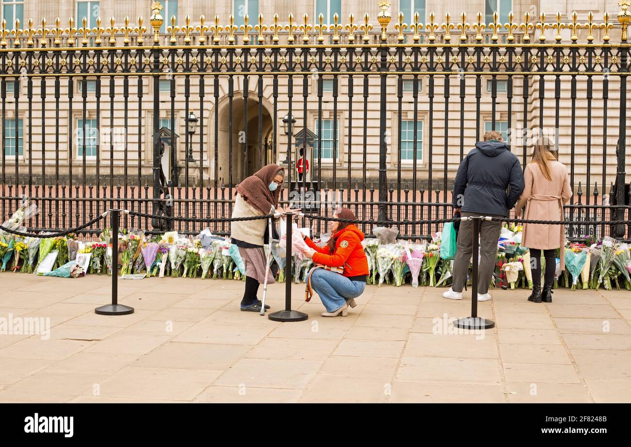 Buckingham Palace in London, Mitglieder der Öffentlichkeit, die Blumen für den Tod von Prinz Philip, dem Herzog von Edinburgh, legen. London, Großbritannien, 10. April 2021 Stockfoto