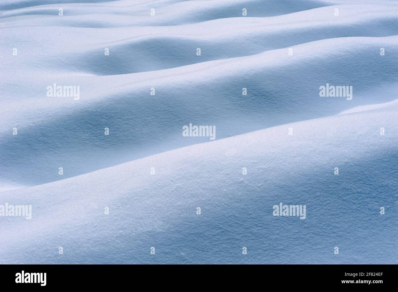 Hügelige Erde bedeckt mit Schnee wie Seide Stockfoto