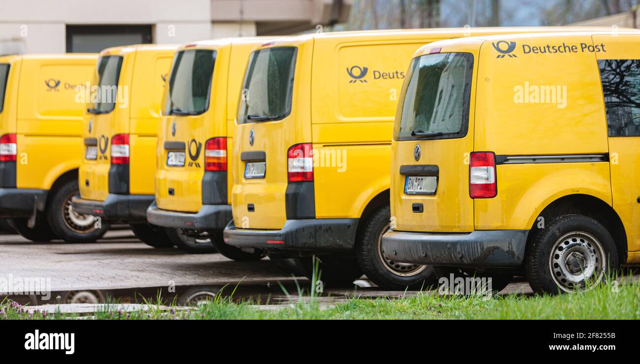 Braubach, Deutschland, 11. April 2021: Transportfahrzeuge der 'Deutsche Post DHL Group' Stockfoto