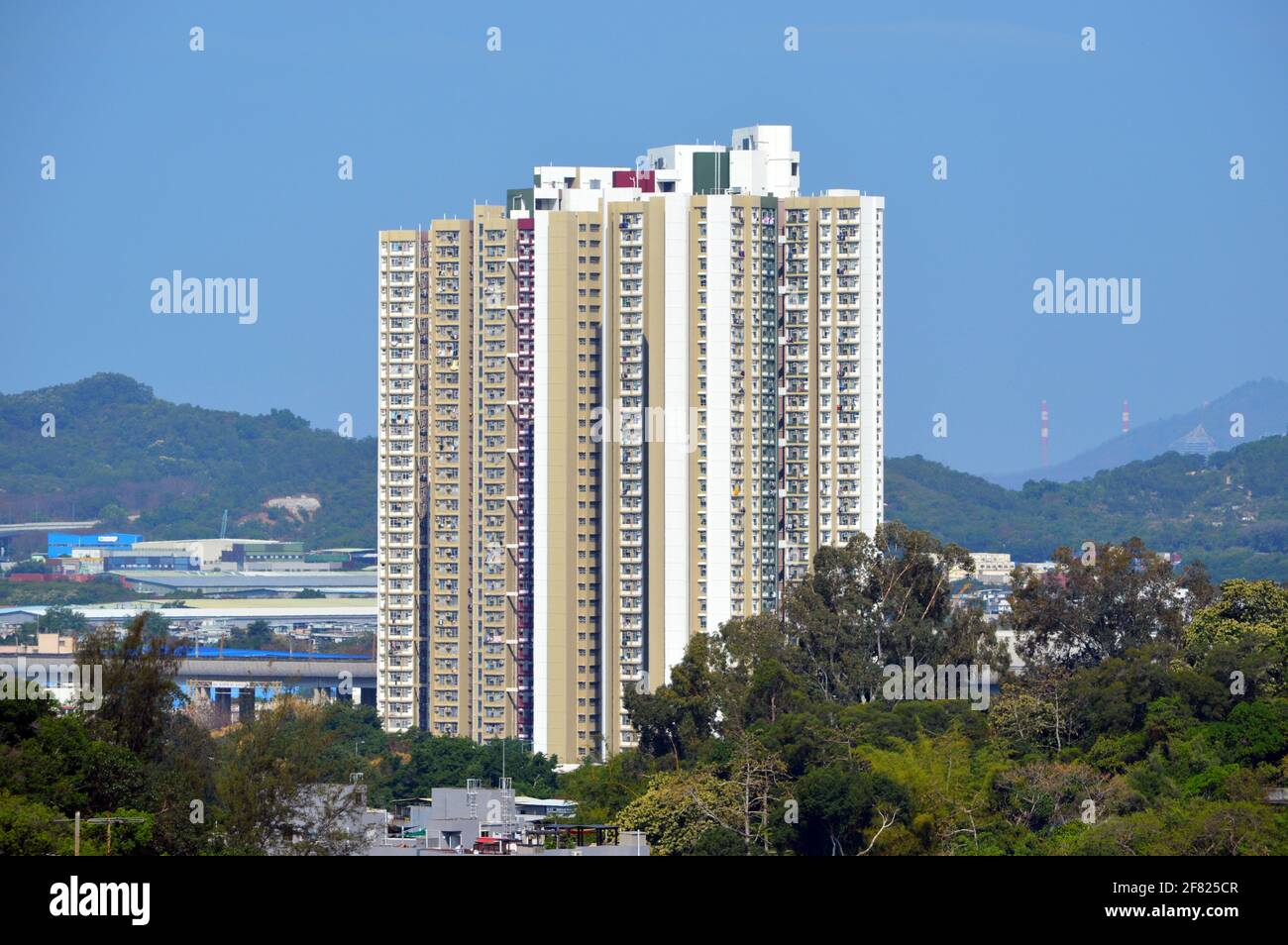 Wohnsiedlung am Hof Ping Yan (屏欣苑) in Ping Shan aus der Sicht des Yuen Long Park, Hongkong Stockfoto