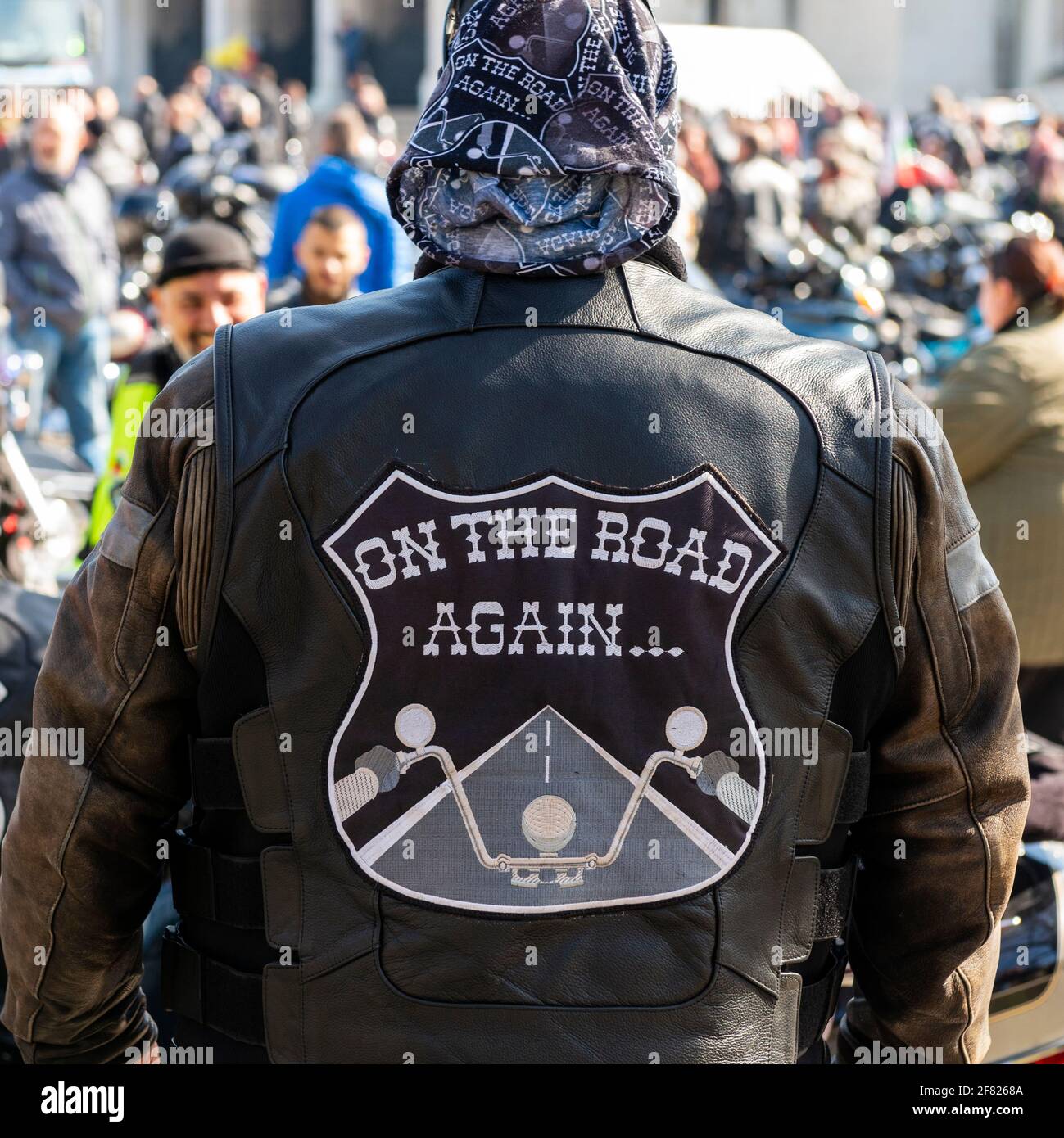 Biker in Lederjacke mit On the Road Again Emblem beim jährlichen Motorradfest und der Parade für Biker in Sofia, Bulgarien Stockfoto