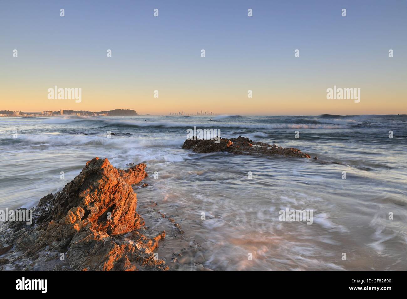 Sonnenaufgang in der Currumbin Alley, Gold Coast, Queensland, Australien. Stockfoto