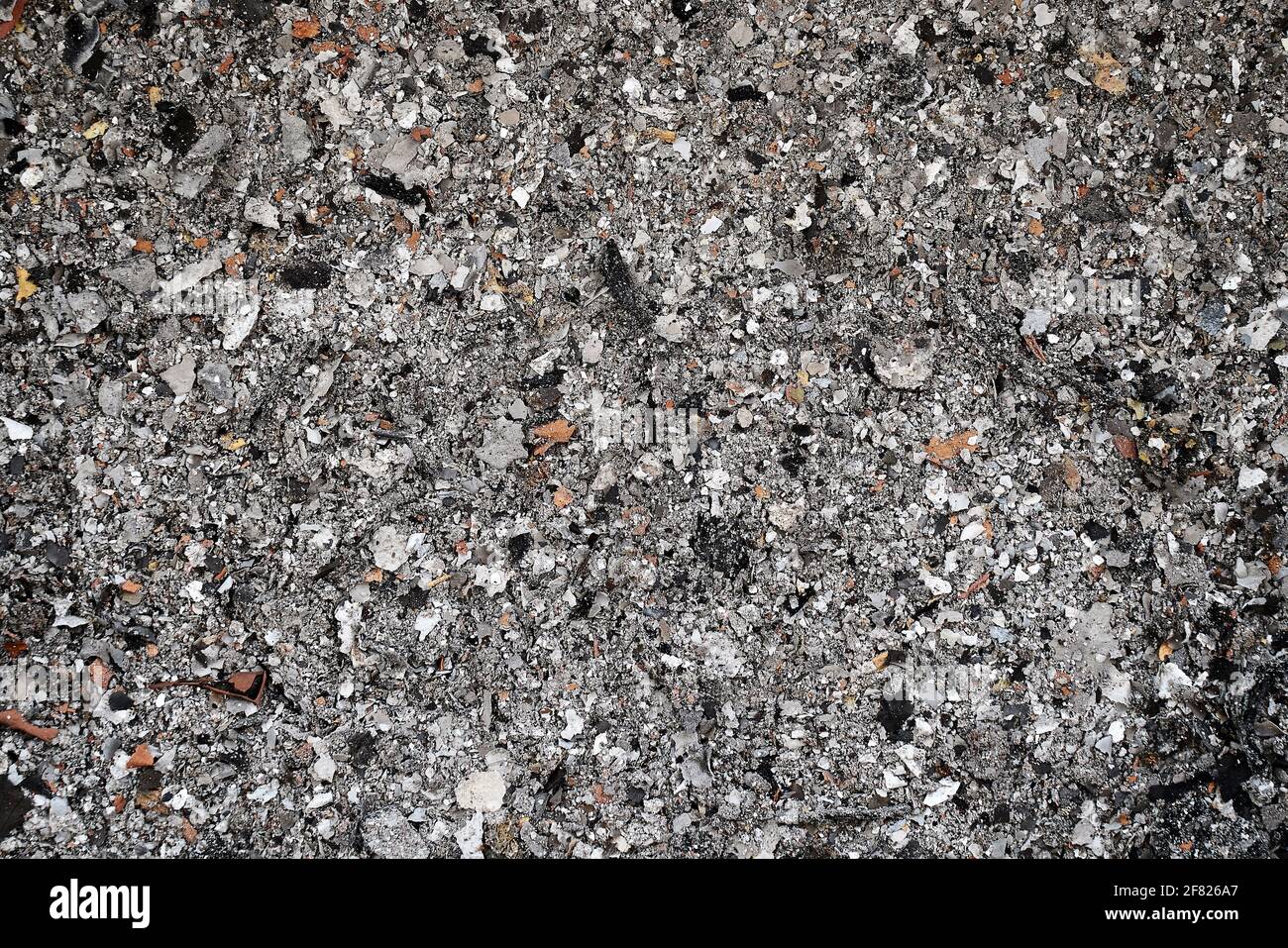 Grau und Schwarz Esche in einem Grill als Hintergrund oder Textur Stockfoto