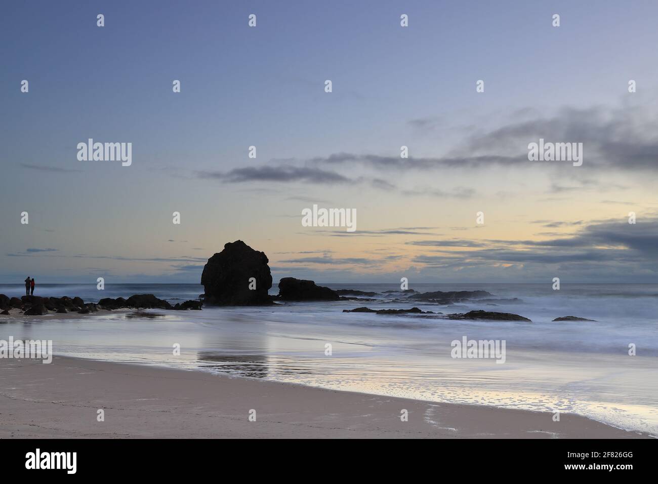 Currumbin Rock bei Sonnenaufgang am Currumbin Beach, Gold Coast, Queensland, Australien Stockfoto