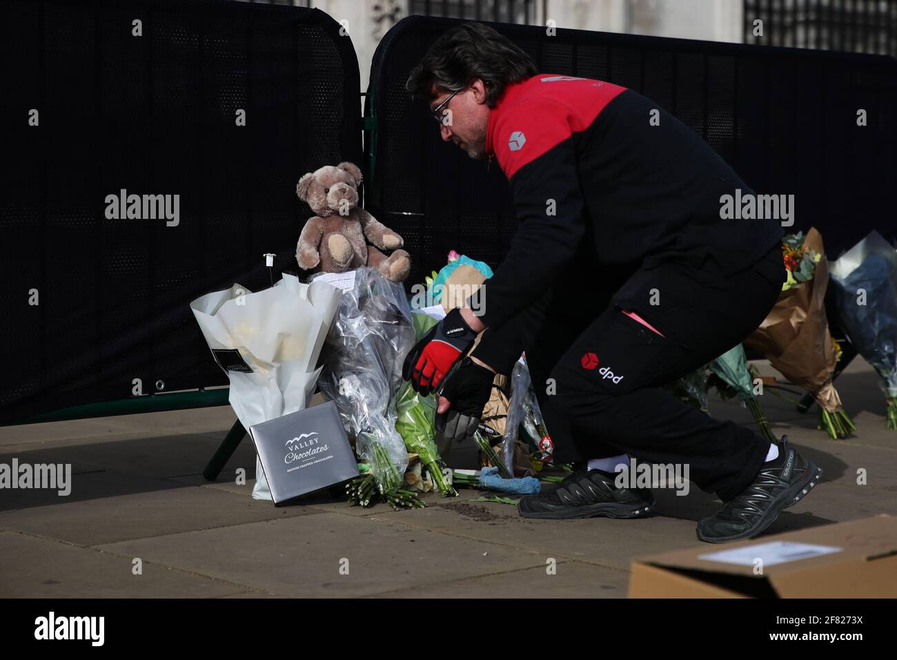 Nach der Bekanntgabe des Todes des Duke of Edinburgh im Alter von 99 Jahren am Freitag, dem 6. April, liefert ein DPD-Zustellfahrer Blumenkästen zum Buckingham Palace, London. Bilddatum: Sonntag, 11. April 2021. Stockfoto