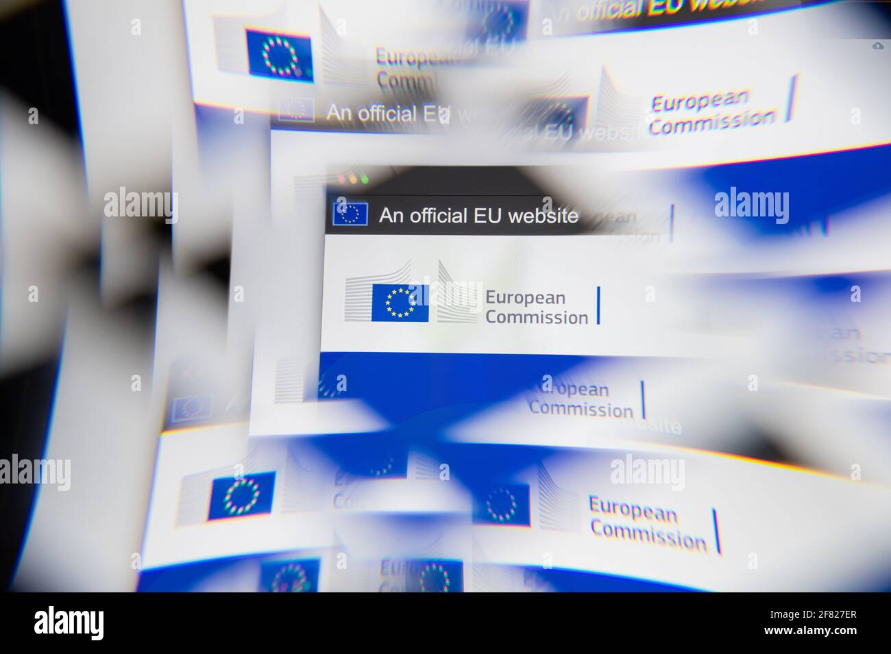 Mailand, Italien – 10. APRIL 2021: Logo der Europäischen Kommission (EG) auf dem Laptop-Bildschirm, das durch eine kreative Interpretation des optischen Prismas gesehen wird. Dynamisch und uniq Stockfoto