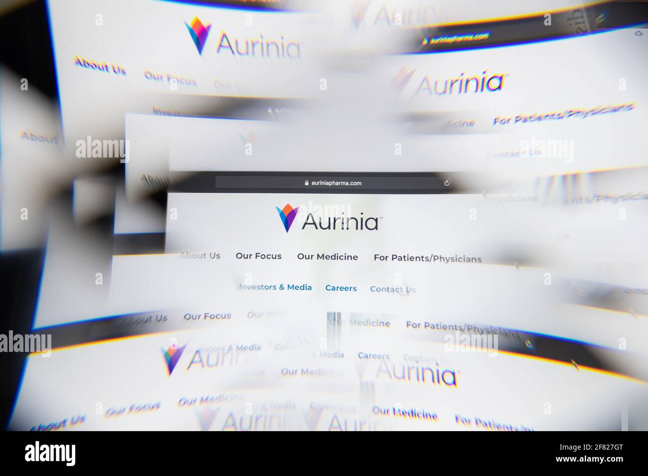 Mailand, Italien - 10. APRIL 2021: Aurinia Pharmaceuticals-Logo auf dem Laptop-Bildschirm durch ein optisches Prisma gesehen, kreative Interpretation. Dynamisch und einzigartig Stockfoto