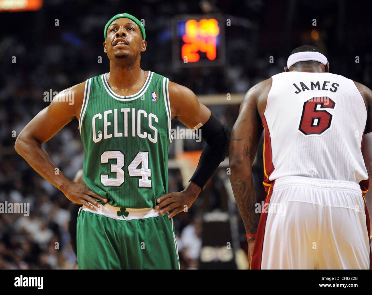 Miami, USA. Oktober 2012. Paul Pierce (34) von The Boston Celtics blickt während eines Spiels von 2012 gegen die Hitze von Miami in der American Airlines Arena in Miami auf die Sparren. (Foto von Jim Rassol/Sun Sentinel/TNS/Sipa USA) Quelle: SIPA USA/Alamy Live News Stockfoto