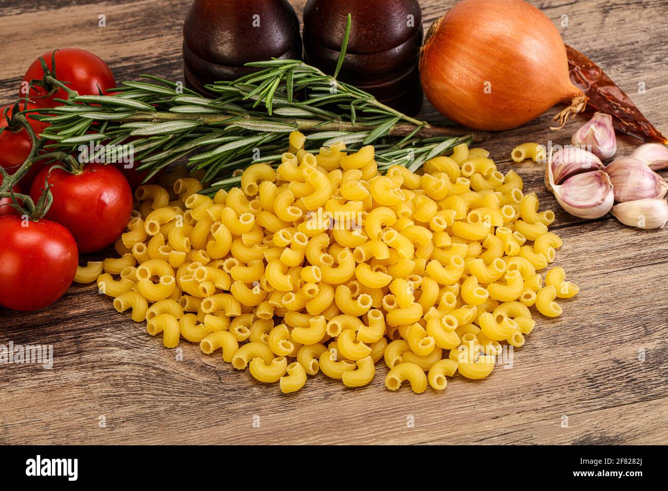 Rohe italienische Weizen Pasta - Chifferi rigati zum Kochen Stockfoto