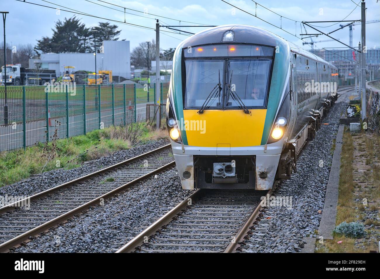 Dublin, Irland - 14. März 2021: Wunderschöne Nahaufnahme am Abend Blick auf den Intercity-Zug in Aktion vom Bahnhof Blackrock aus. Industrieller Hintergrund Stockfoto