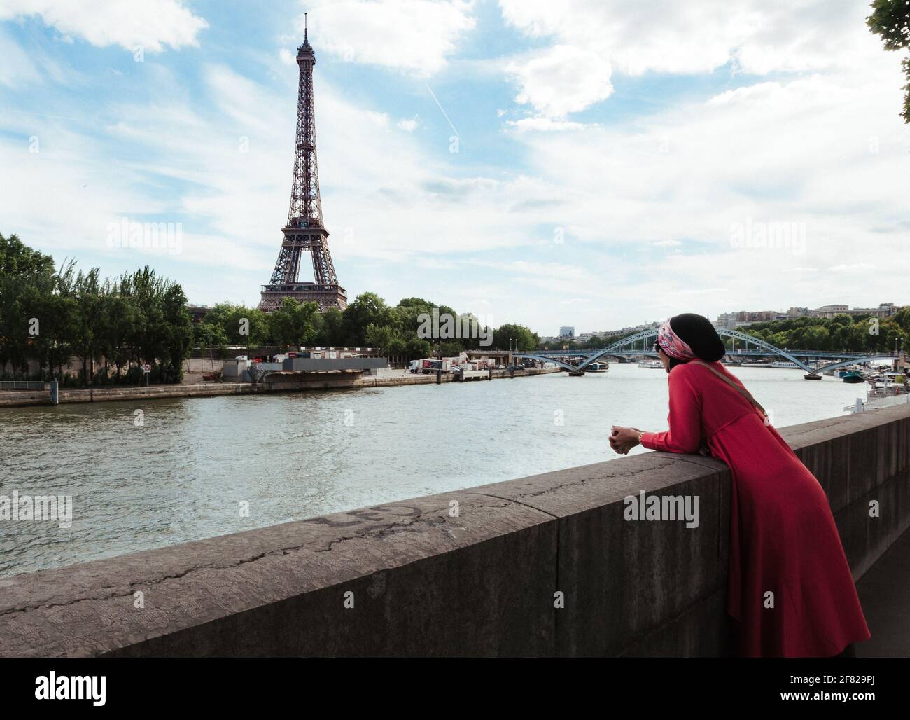 UN Bistrot, un ponte, una voce, un passo elegante, un cuore riservato, la vista improvvisa della Tour Eiffel. Basta poco per innamorarsi a Parigi. Stockfoto