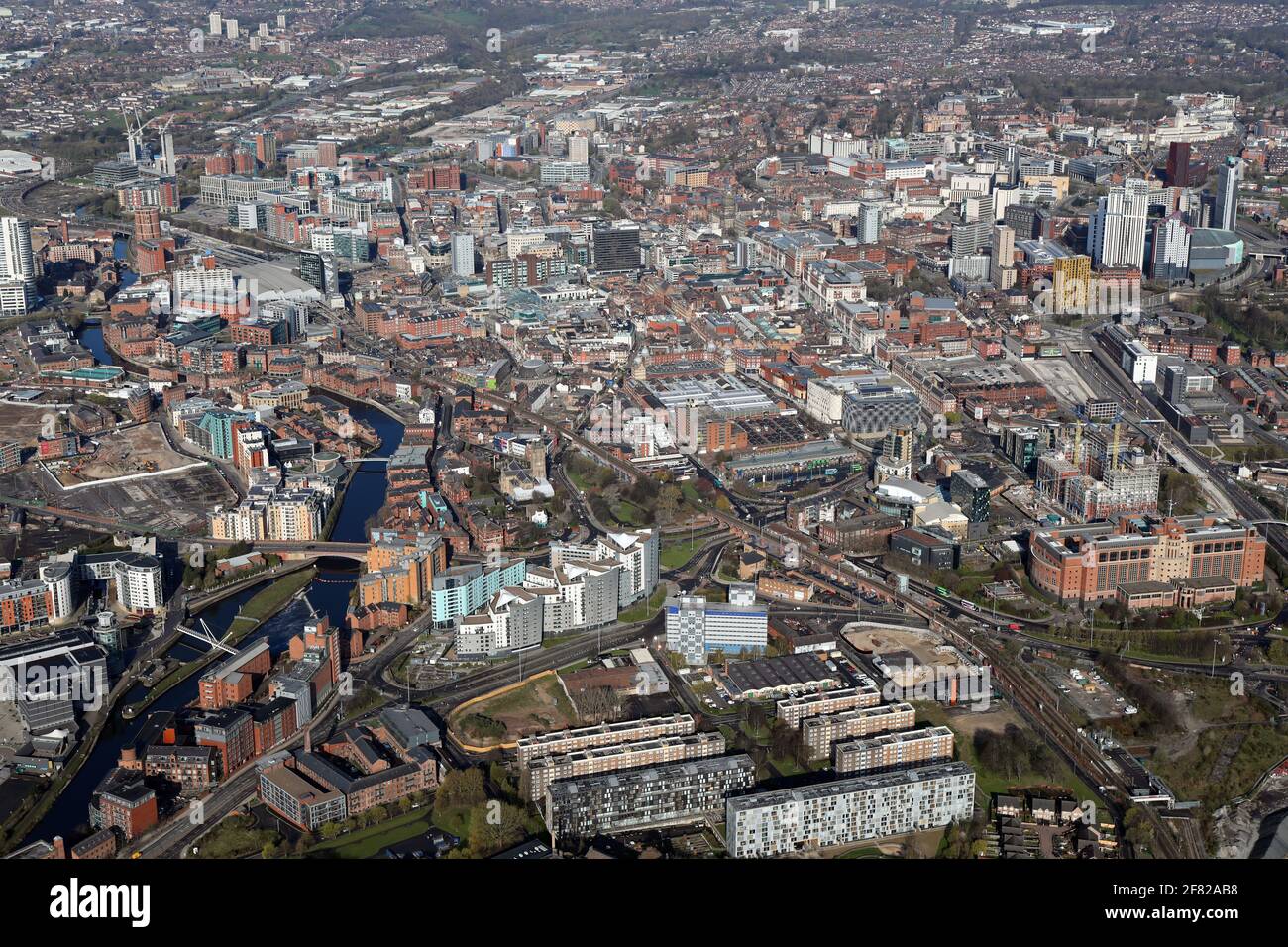 Luftaufnahme des Stadtzentrums von Leeds aus dem Osten mit Saxton Gardens und den Calls prominent, aufgenommen am 2021. April Stockfoto