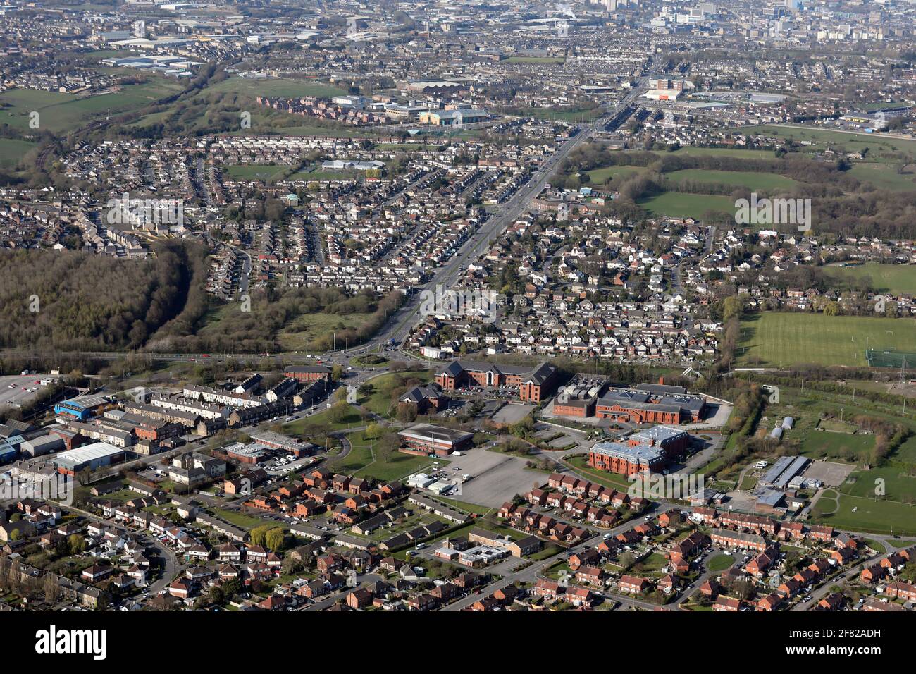 Luftaufnahme der Kreisverkehr-Kreuzung A647 & A6120 und der Bürogebäude in Farsley, Pudsey, Leeds mit Blick auf Bradford, West Yorkshire Stockfoto