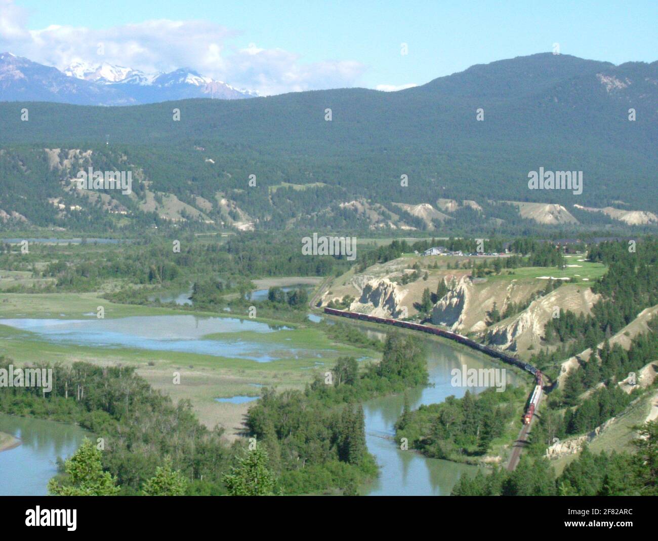 Fernansicht des Zuges, der am Columbia Lake, Kootenays und den kanadischen Rockies vorbeifährt Stockfoto