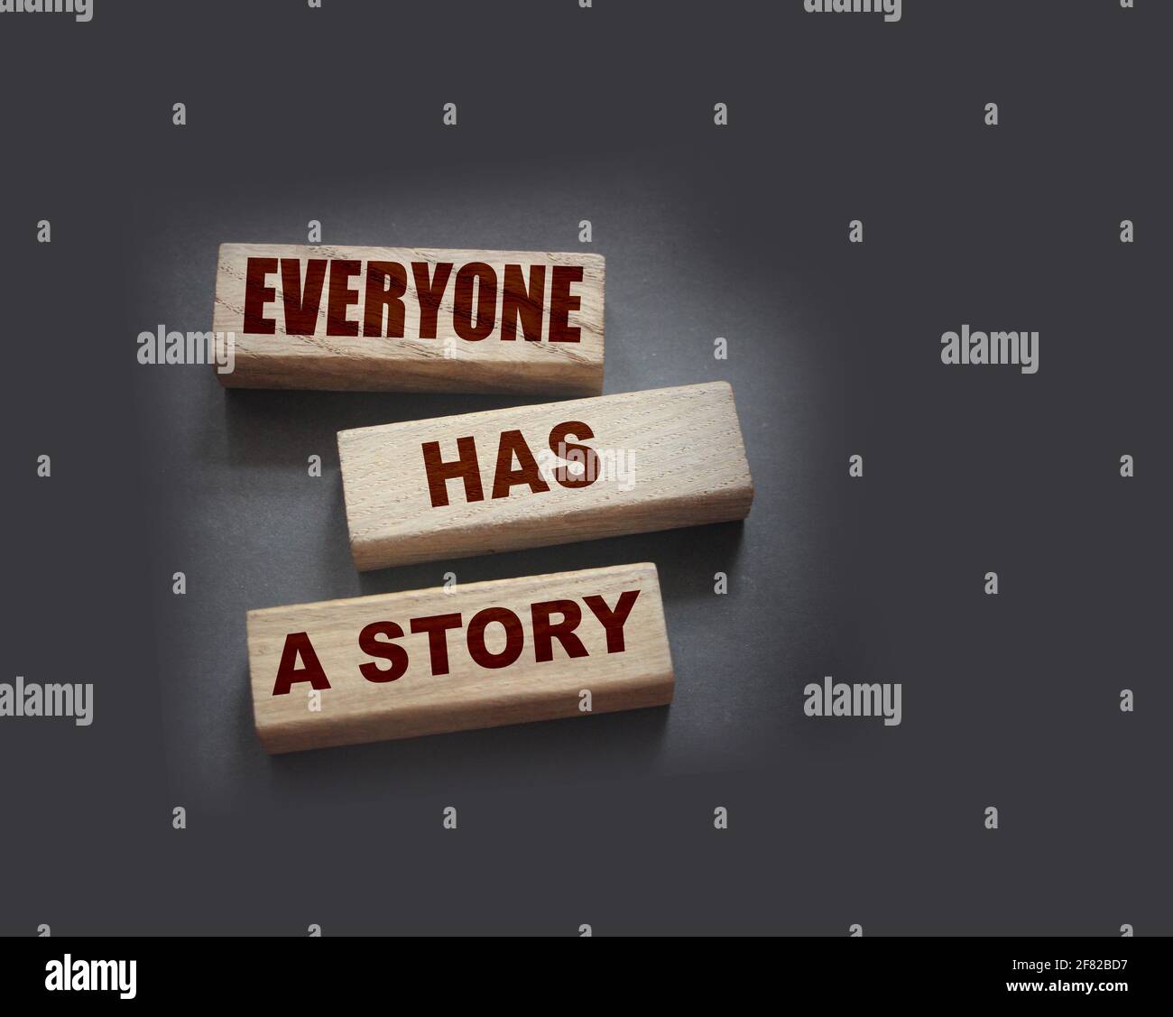 Jeder hat ein Geschichtenwort auf Holzblock geschrieben. Storytelling Copywriting Geschäftskonzept. Stockfoto