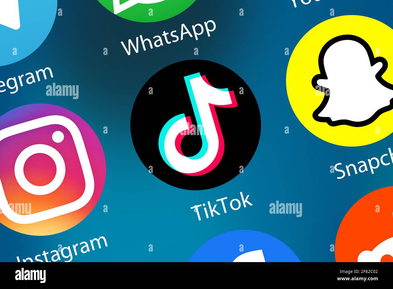 Stuttgart, 5. April 2021: TikTok Tik Tok Logo Social Media Icon Marketing-Netzwerk auf dem Internet-Hintergrund in Stuttgart, Deutschland. Stockfoto