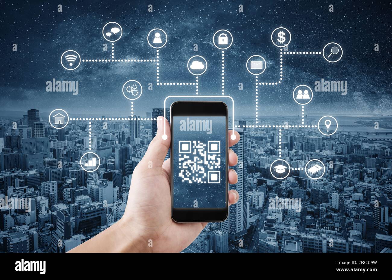 QR-Code-Technologie. Scannen von Zahlungen und ID-Verifizierung per QR-Code auf dem mobilen Smartphone Stockfoto