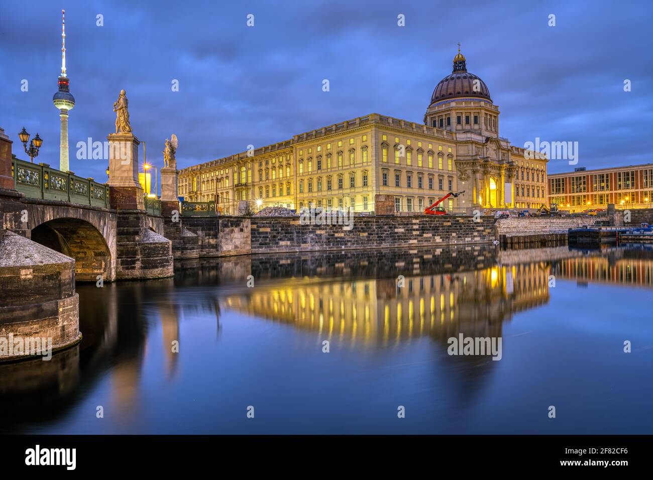 Das rekonstruierte Berliner Stadtpalais mit dem Fernsehturm Nacht Stockfoto