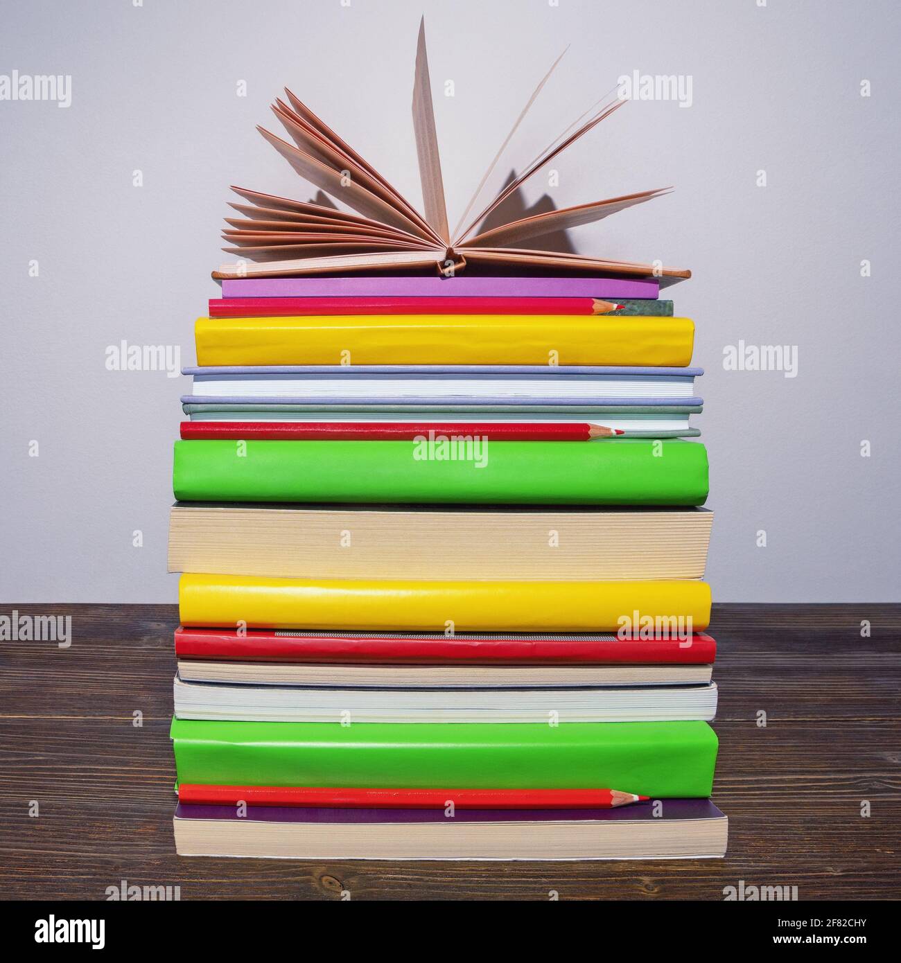 Stapel von verschiedenen Büchern auf dem Tisch. Speicherplatz kopieren Stockfoto