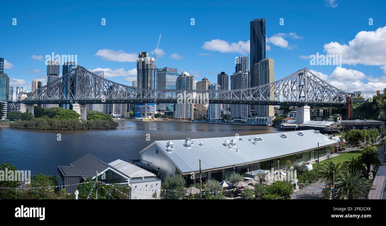 Blick auf die Skyline von Brisbane mit Blick auf die Howard Smith Werfer, den Brisbane River und die Story Bridge Stockfoto