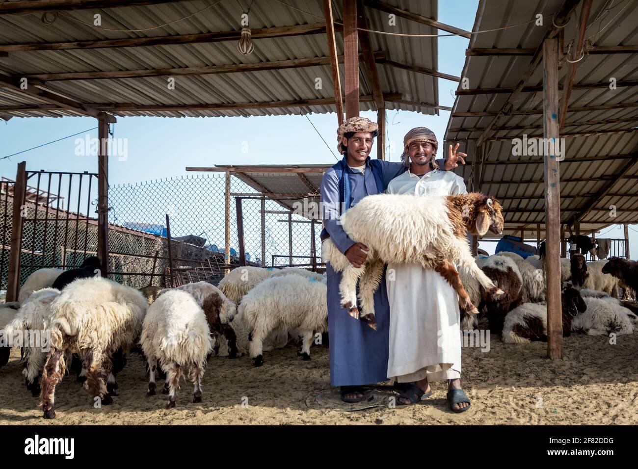 Dammam, Saudi-Arabien - 02-April-2021. Junger erwachsener Mann mit seiner Ziege auf ihrer Rinderfarm. Stockfoto