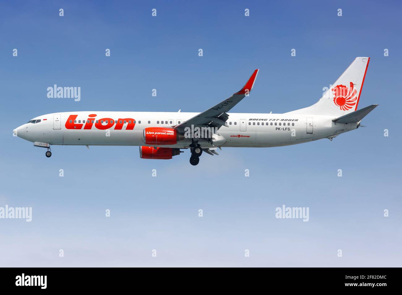 Jakarta, Indonesien – 26. Januar 2018: Lion Airlines Boeing 737-900 am Flughafen Jakarta (CGK) in Indonesien. Boeing ist ein Flugzeughersteller mit Sitz in Stockfoto