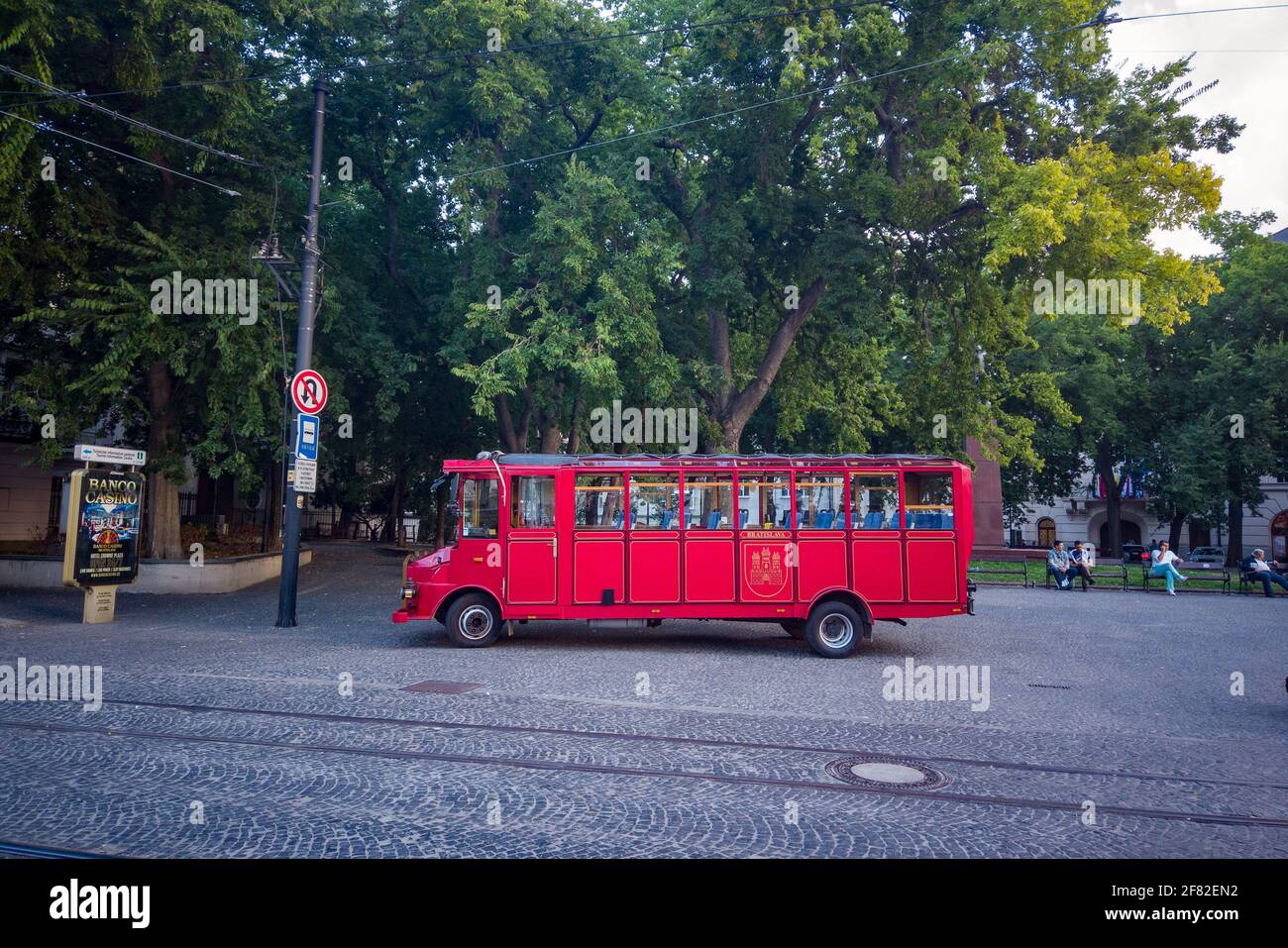 Bratislava, Slowakei - 26. September 2019: Ein antiker roter Bus auf den Straßen von Bratislava wartet darauf, dass Touristen an Bord einer Stadtrundfahrt gehen Stockfoto