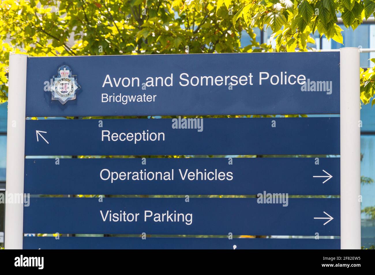 BRIDGEWATER, ENGLAND - 20 2020. JULI: Richtungsschild von Avon und Somerset Police Bridgewater Police Center Stockfoto