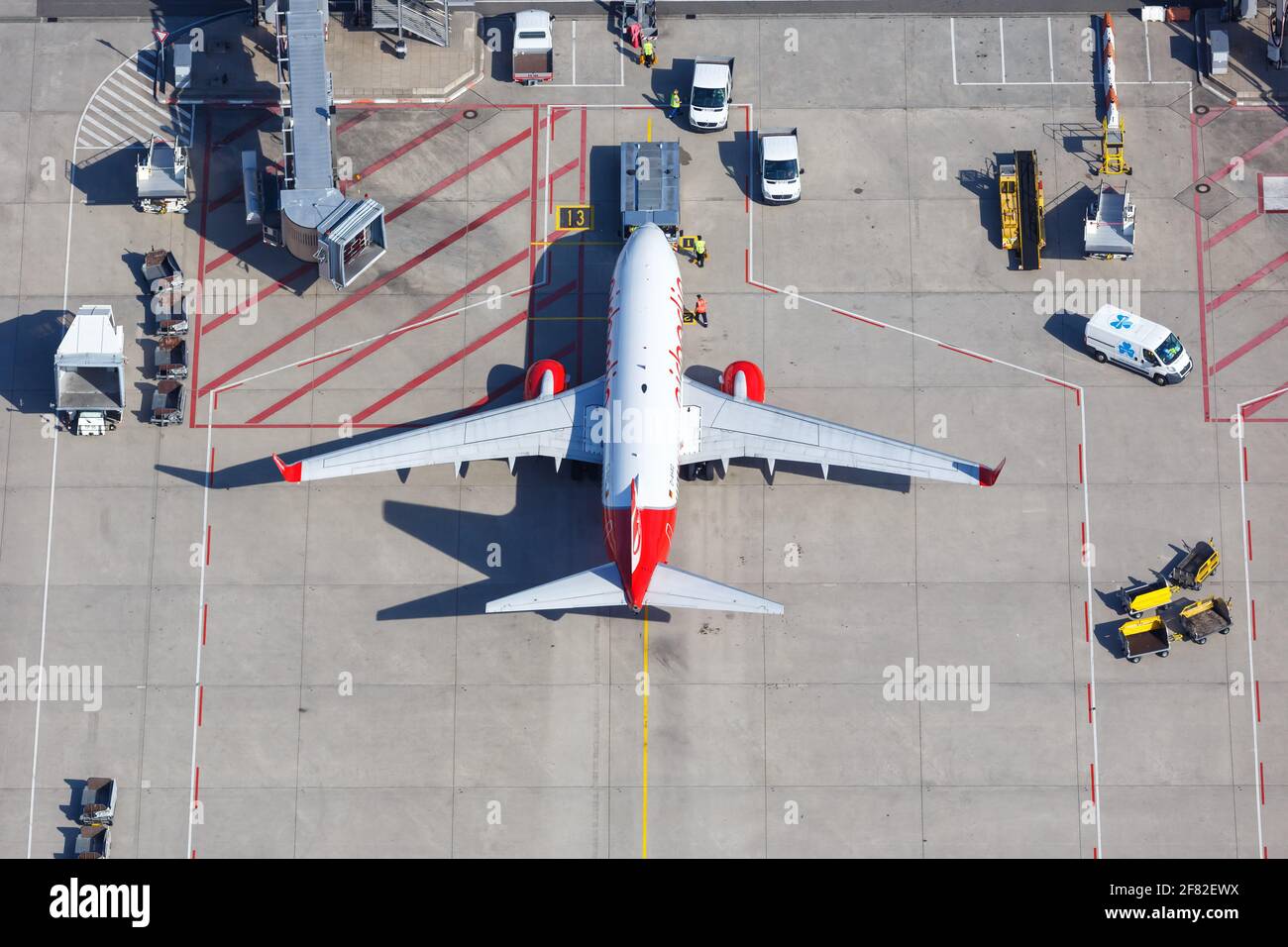 Stuttgart, 2. September 2016: Luftaufnahme eines Flugzeugs der Air Berlin Boeing 737 am Stuttgarter Flughafen (STR) in Deutschland. Boeing ist ein amerikanischer ai Stockfoto