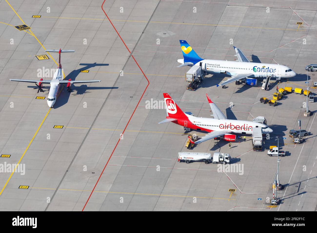 Stuttgart, 2. September 2016: Luftaufnahme von Flugzeugen am Stuttgarter Flughafen (STR) in Deutschland. Stockfoto