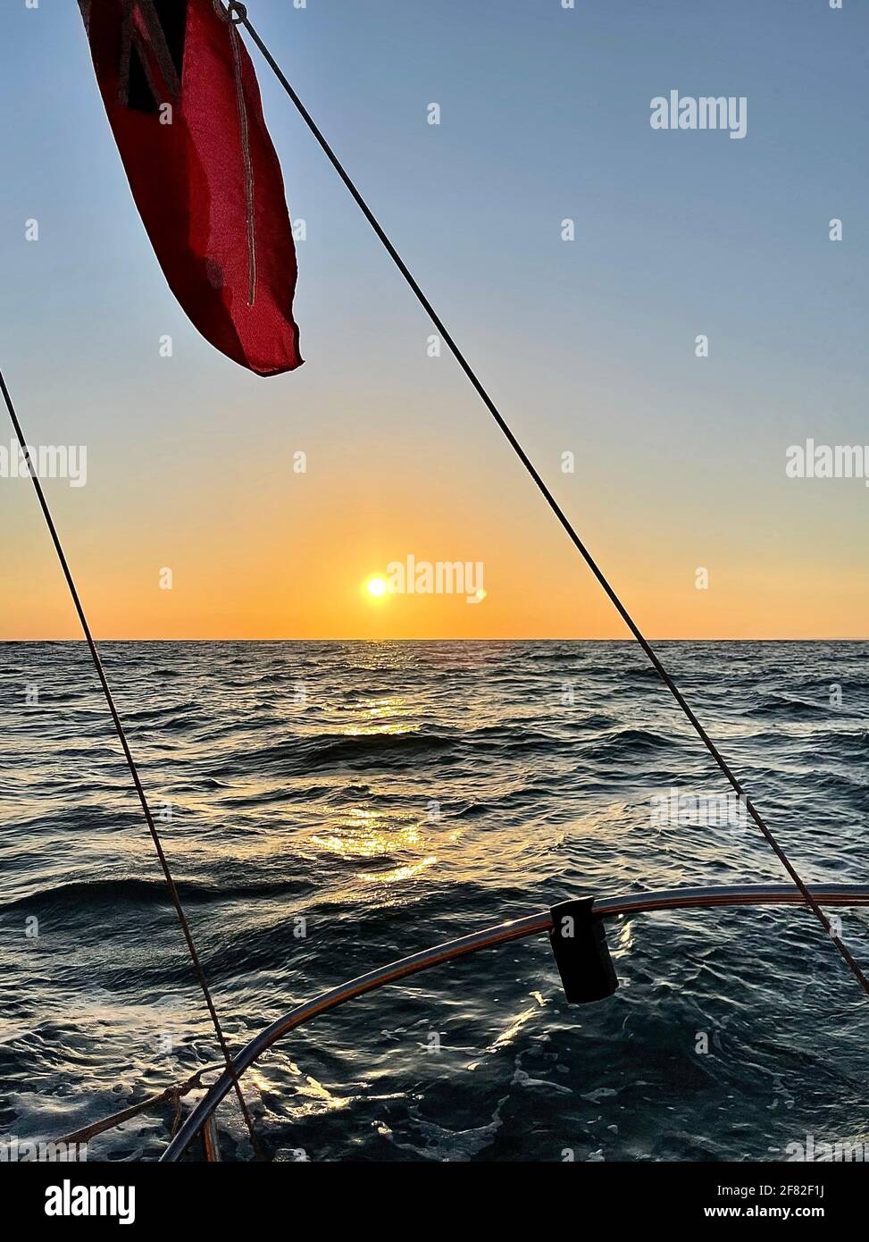 Sonnenuntergang Mit Roter Flagge Stockfoto