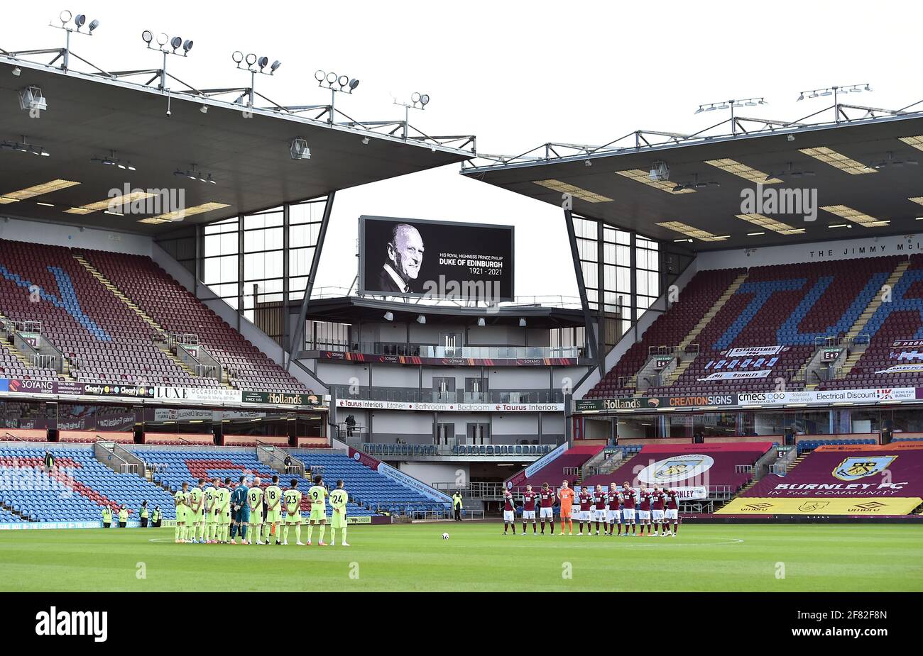 Beide Teams halten vor dem Start zwei Minuten Schweigen, nachdem freitags der Tod des Duke of Edinburgh im Alter von 99 Jahren während des Spiels der Premier League in Turf Moor, Burnley, bekannt gegeben wurde. Bilddatum: Sonntag, 11. April 2021. Stockfoto