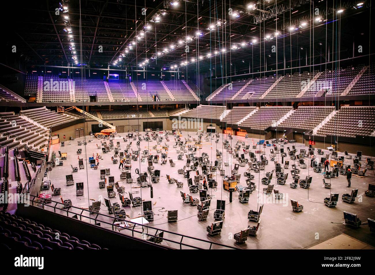 Rotterdam, Niederlande. April 2021. Heute Morgen hat der Bau des Eurovision Song Contest in Rotterdam Ahoy offiziell begonnen. Niederlande, am 11. April 2021. Unter den wachsamen Augen von Executive Producer Event Sietse Bakker und Rotterdam Ahoy Regisseurin Jolanda Jansen fuhren die ersten Lastwagen in den Tempel der Kultur. Von nun an werden auf der Grundlage eines strengen Corona-Protokolls Tag und Nacht Arbeiten durchgeführt, um die Bühne, den Backstage-Bereich, das Pressezentrum und alle umliegenden Bereiche auf die komplexeste Fernsehproduktion in der niederländischen Geschichte vorzubereiten. Quelle: Abaca Press/Alamy Live News Stockfoto