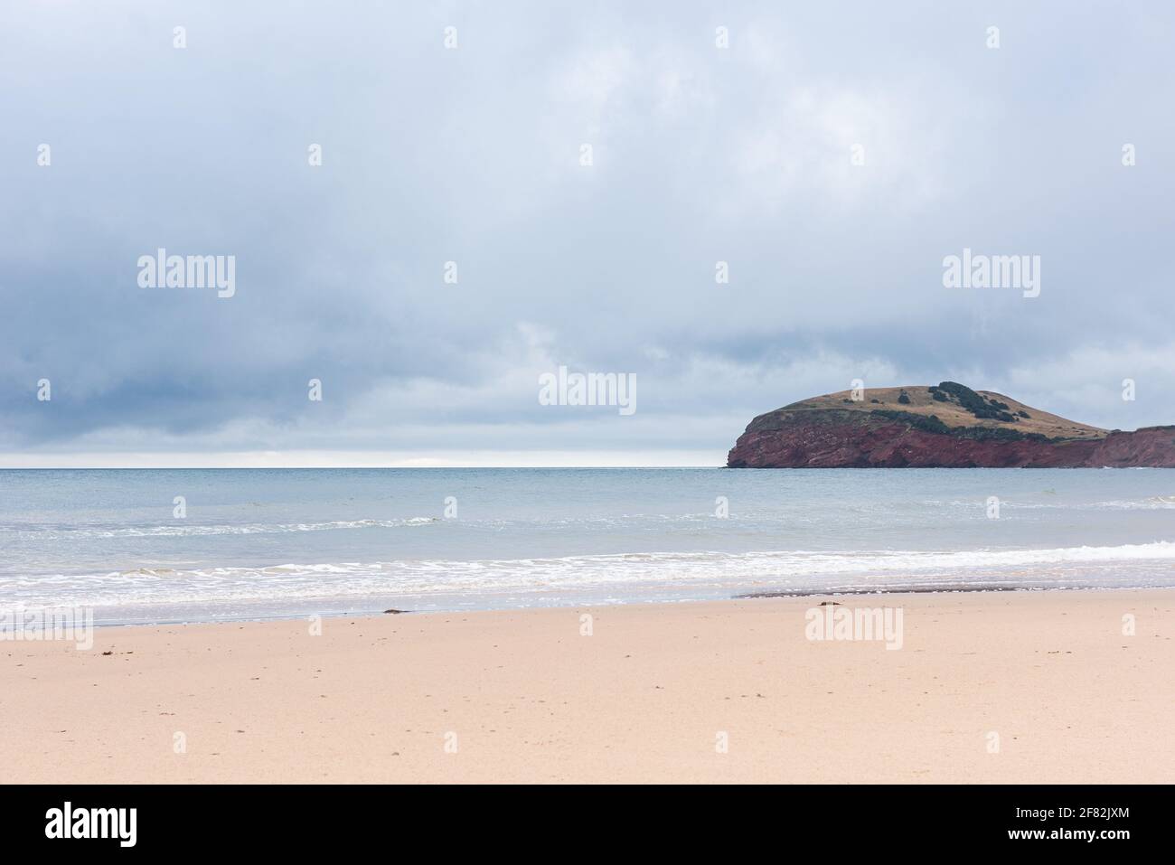 Der Strand von Anse a la Cabane auf der Insel Havre Aubert der Magdaleneninseln (Iles-de-la-Madeleine). Stockfoto