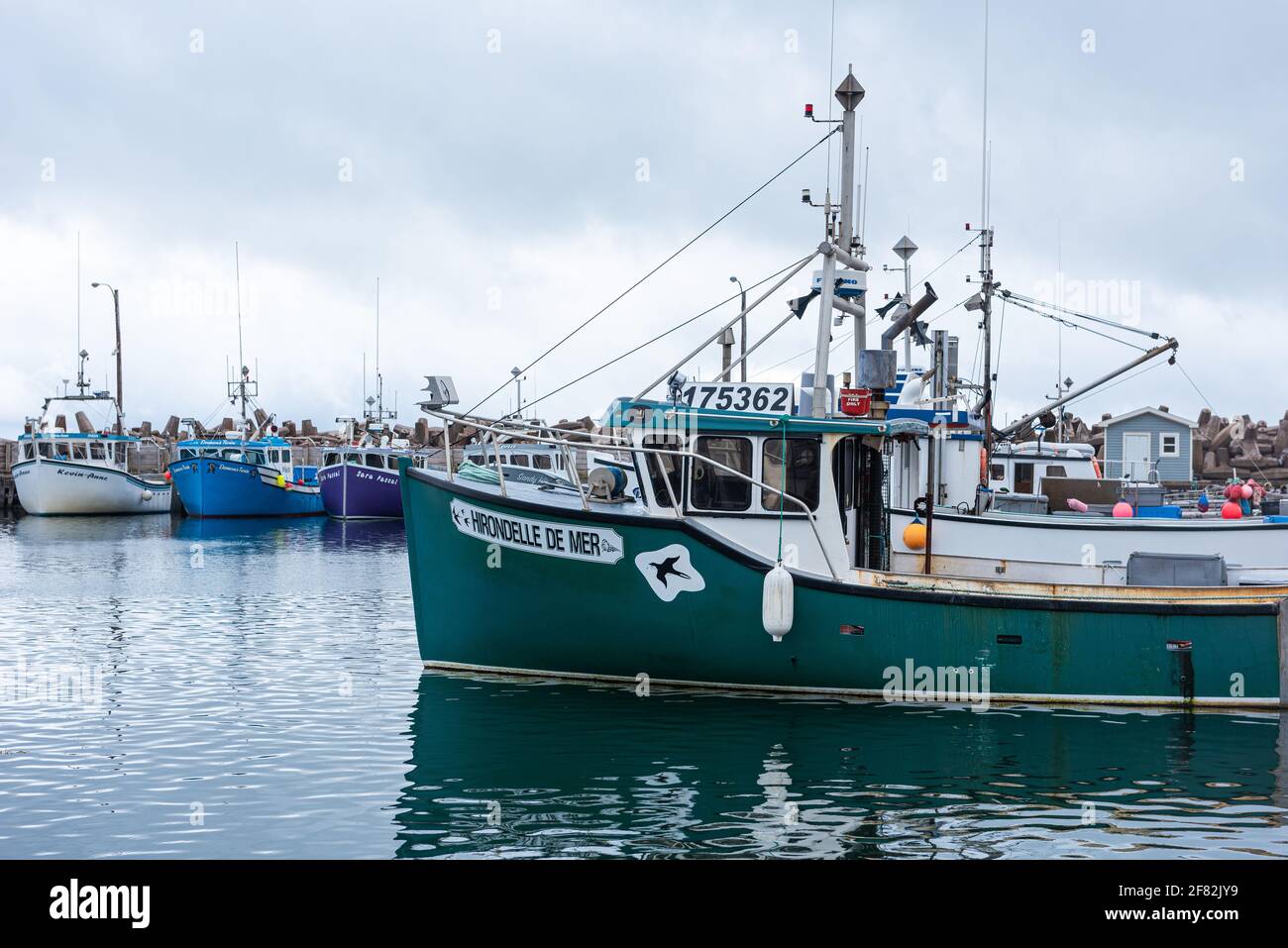 L’Anse-a-la-Cabane, Quebec, Kanada - 30. August 2020 : Fischerboote am Dock im Hafen von Anse a la Cabane auf den Magdalen Inseln Stockfoto