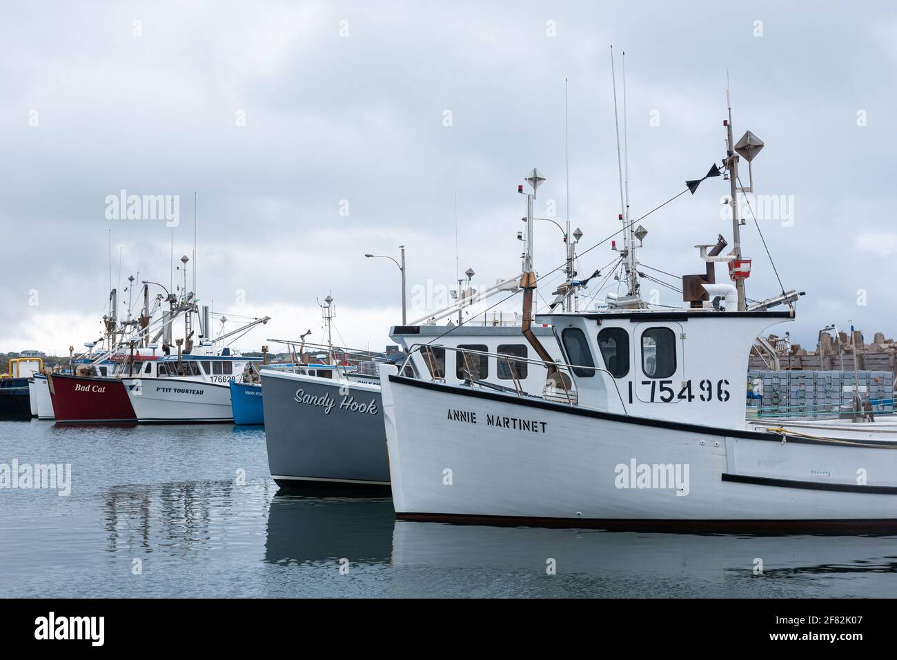L’Anse-a-la-Cabane, Quebec, Kanada - 30. August 2020 : Fischerboote am Dock im Hafen von Anse a la Cabane auf den Magdalen Inseln Stockfoto