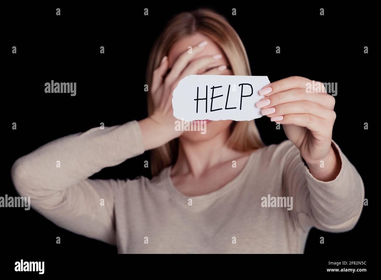 Häusliche Gewalt, Diskriminierung, weibliche Probleme. Millennial verärgert Dame mit Papier mit Inschrift Stockfoto