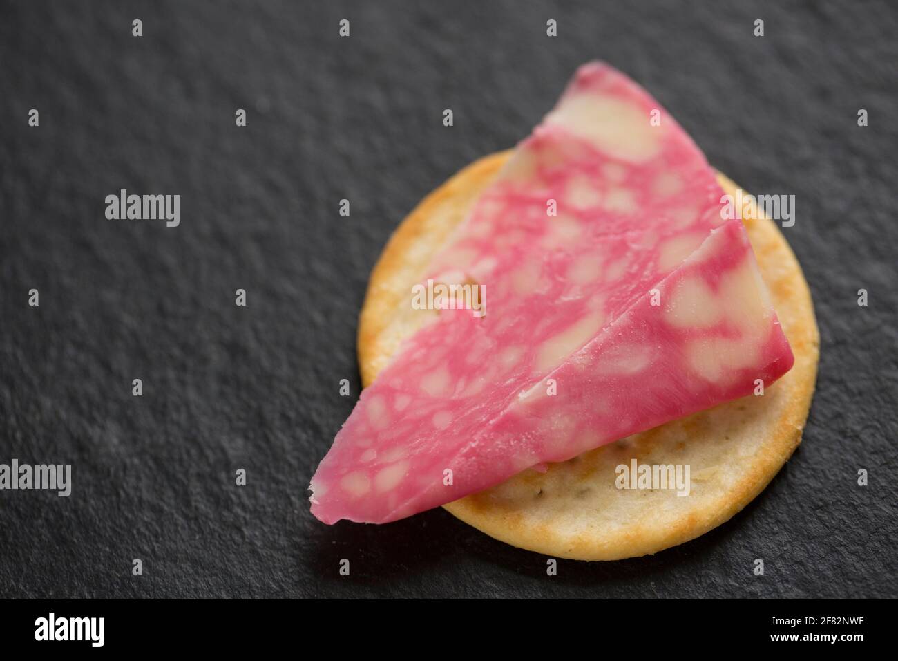 Ein Keil Windsor Red Cheese auf einem Käseknacker. England GB Stockfoto