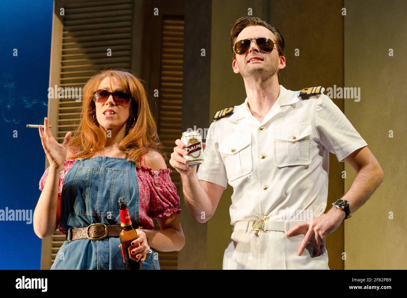 Catherine Tate (Beatrice), David Tennant (Benedick) in MUCH ADO ABOUT NOTHING von Shakespeare im Wyndham's Theatre, London WC2 01/06/2011 Design: Rob Jones Beleuchtung: Peter Mumford Regie: Josie Rourke Stockfoto