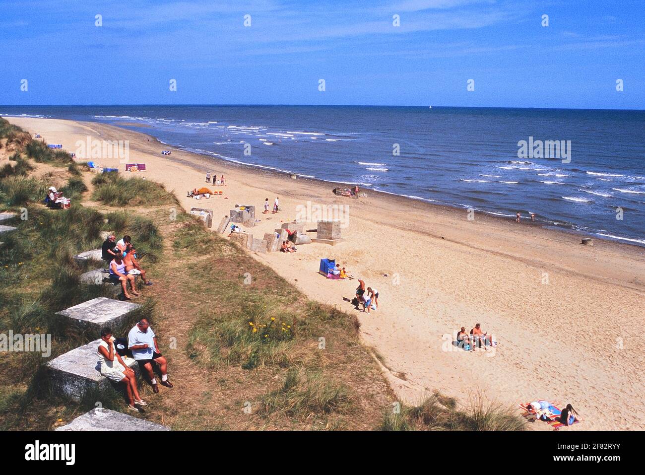 Urlauber genießen einen Sommertag am Hemsby Beach, in der Nähe von Great Yarmouth, Norfolk. East Anglia. England. VEREINIGTES KÖNIGREICH Stockfoto