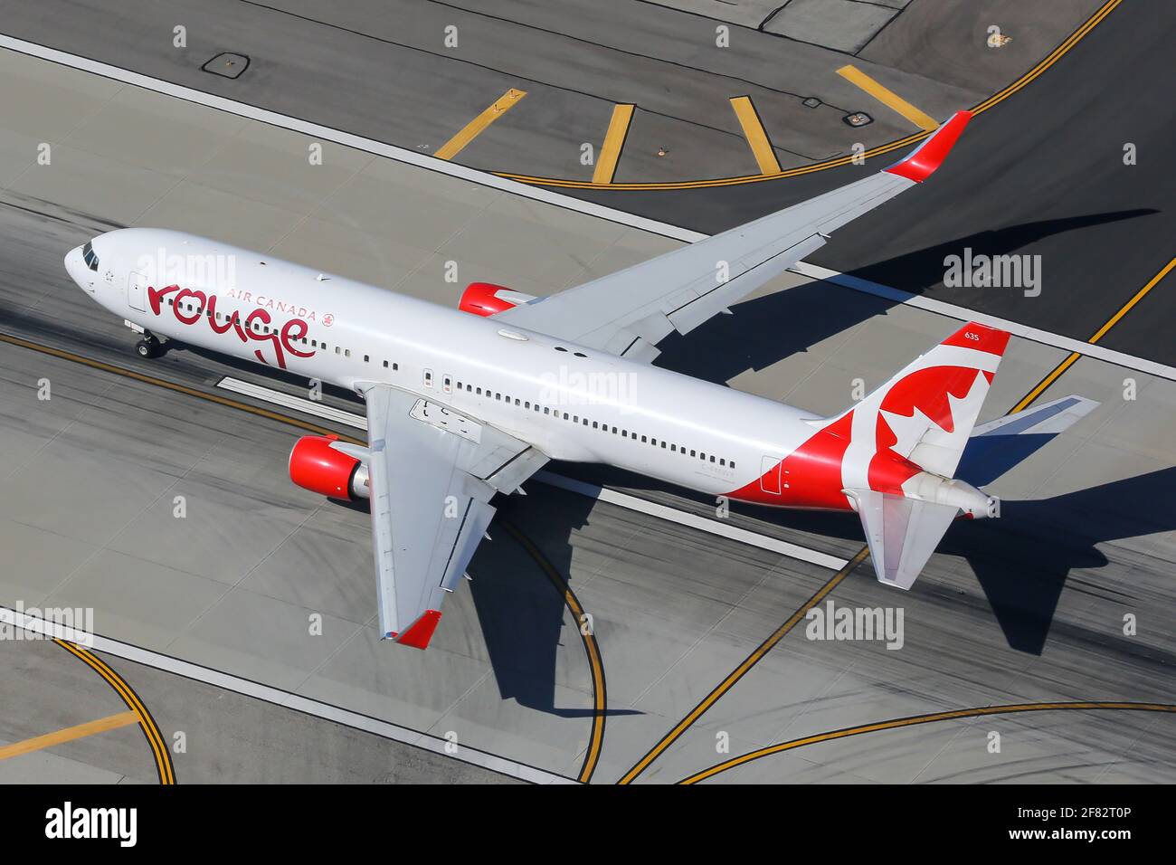 Los Angeles, USA – 20. Februar 2016: Air Canada Rouge Boeing 767-300 am Flughafen Los Angeles (LAX) in den Vereinigten Staaten. Boeing ist ein Flugzeughersteller Stockfoto