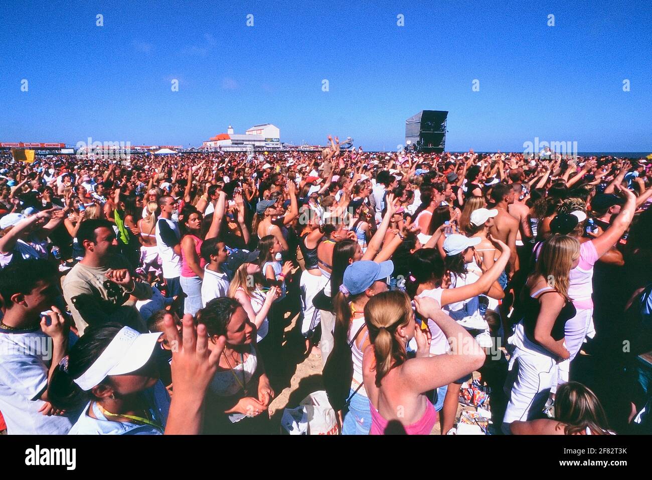 Teenager-Publikum beim Strandkonzert, Great Yarmouth, Norfolk, England, Großbritannien Stockfoto