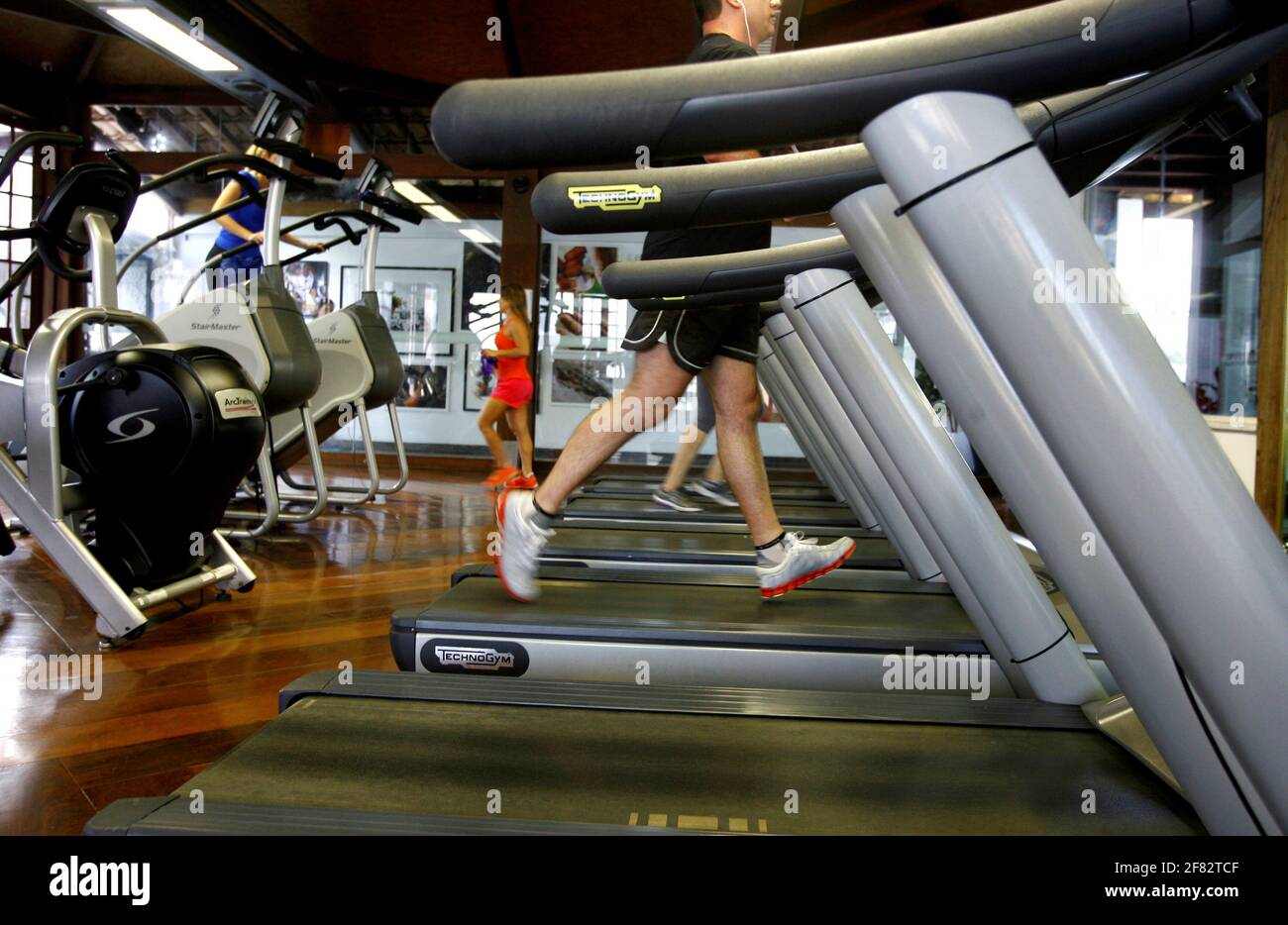 salvador, bahia / brasilien - 13. oktober 2014: In einem Fitnessstudio in der Nähe von Rio Vermelho in der Stadt Salva werden Menschen körperlich aktiv Stockfoto