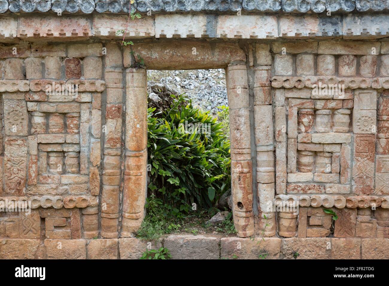 Verzierte Wand und Eingangstür zu den Maya-Ruinen von Labna, Yucatan, Mexiko Stockfoto