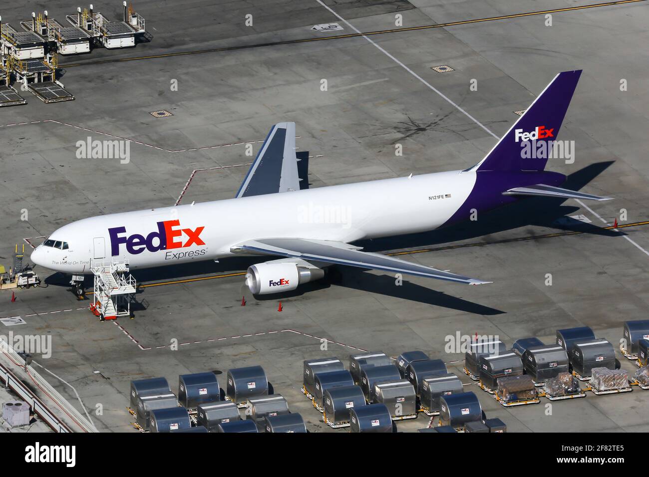 Los Angeles, USA – 20. Februar 2016: FedEx Boeing 767-300 am Flughafen Los Angeles (LAX) in den Vereinigten Staaten. Boeing ist ein Flugzeughersteller mit Sitz Stockfoto